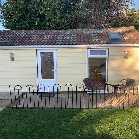 Cosy 1 Bed Garden Annexe Apartment Colchester Bagian luar foto