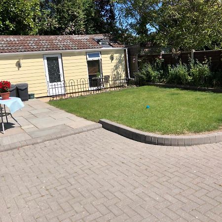 Cosy 1 Bed Garden Annexe Apartment Colchester Bagian luar foto