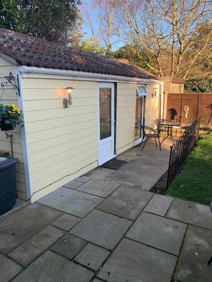 Cosy 1 Bed Garden Annexe Apartment Colchester Bagian luar foto
