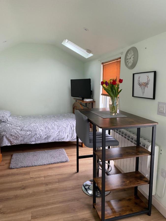 Cosy 1 Bed Garden Annexe Apartment Colchester Bagian luar foto