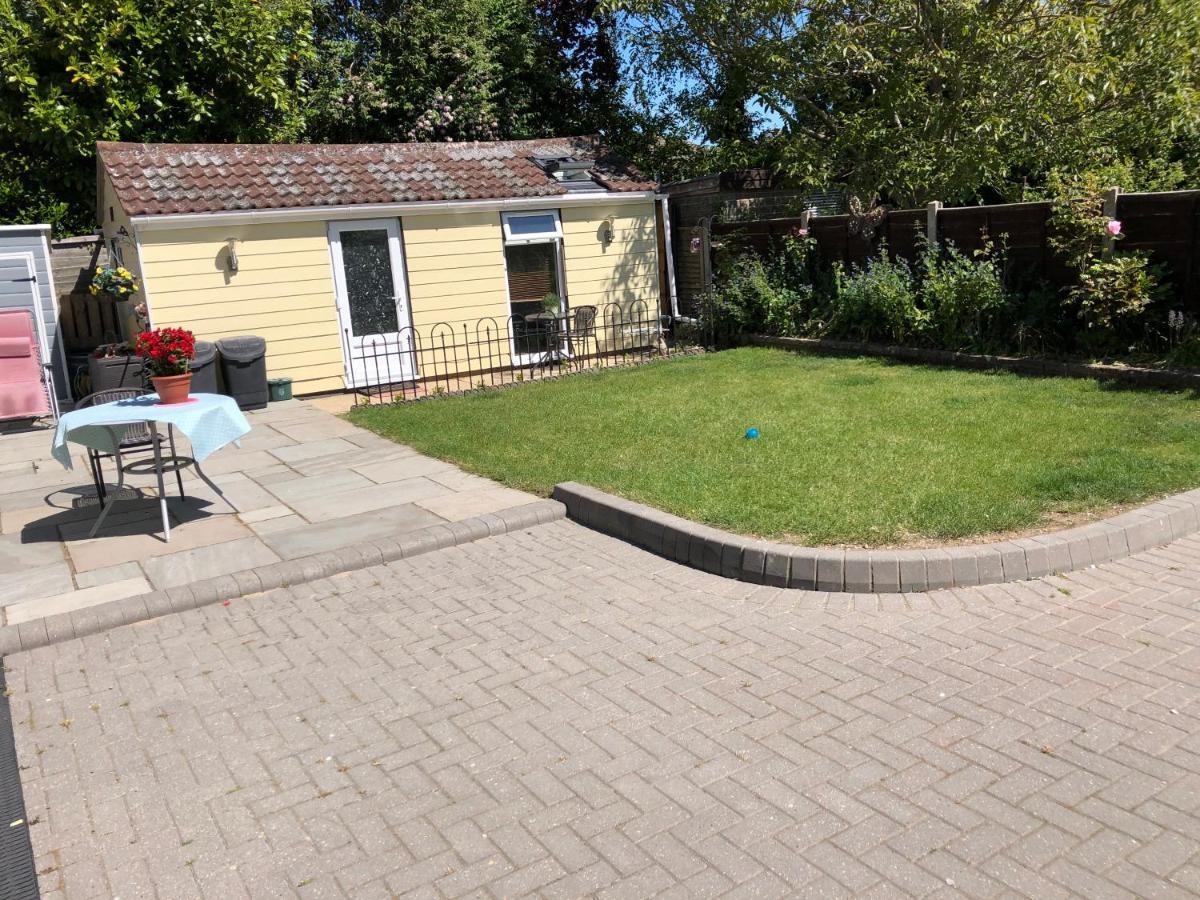 Cosy 1 Bed Garden Annexe Apartment Colchester Bagian luar foto